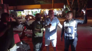 German tourist thanks Pattaya rescuers for retrieving his phone from a gutter