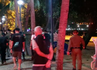 Die Polizei von Pattaya registriert und verurteilt mutmaßliche Transgender-Prostituierte am Strand von Pattaya