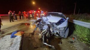 Sedan crashes into street barrier in Pattaya, driver killed