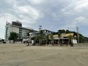 UPDATE: Pattaya Restaurant Owner Apologizes for Encroaching on Na Jomtien Beach