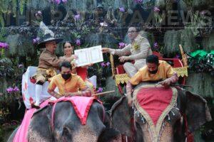 99 Couples Register for Marriage on Valentine’s With the Help of Elephants at Pattaya’s Nong Nooch Tropical Gardens