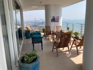 Real Estate: Luxury Apartment For Sale in Jomtien Seaside
