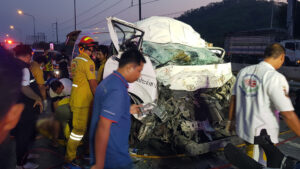 Eight People Die after Minibus Collides with Trailer Truck in Chonburi