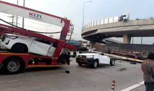 Trailer Truck Crash on Sri Racha Overpass Causes Container to Fall on Five Vehicles