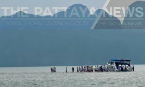 Tour Boat with 42 Foreign Tourists Gets Stuck on a Sandbank in Phang Nga