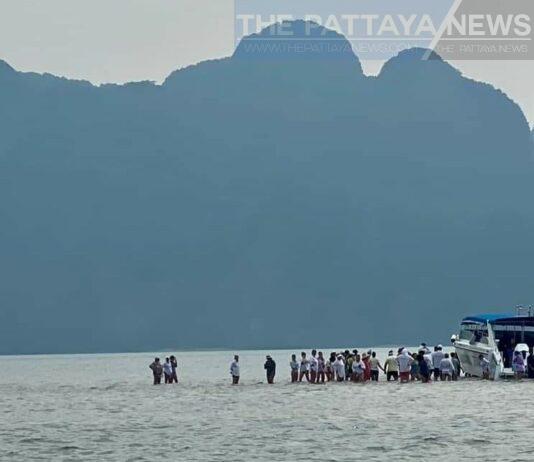 Tour Boat with 42 Foreign Tourists Gets Stuck on a Sandbank in Phang Nga