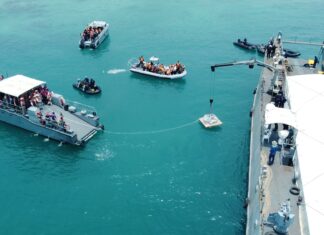 Военно-морской флот выпускает искусственные рифы в Саттахипе, чтобы помочь защитить морскую дикую природу