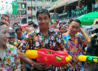 Bangkok Governor Joins in and Kicks off Songkran at Khaosan Road