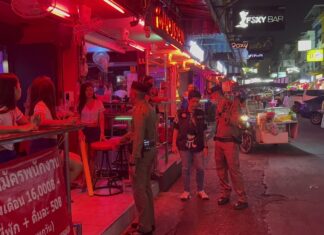 Полиция Паттайи сканирует Soi Six, чтобы предотвратить появление несовершеннолетних работников