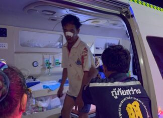 Kambodžalainen venetyöntekijä pullojen ystävä Sattahipissa