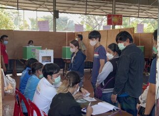 40 vroege kiezers stroomden naar de stembureaus in Chonburi