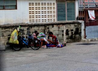 Homeless Couple Spotted Openly Fornicating in Pattaya Public Area During Broad Daylight