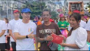 Pattaya Taxi Driver Returns Purse to Woman During Pattaya Community Pride Event