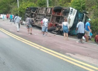 Mueren dos personas y 49 resultan heridas al volcar un autobús turístico en Kanchanaburi