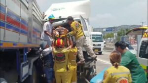 Large Truck Crashes in Chonburi and Traps Seriously Injured Driver and His Young Son
