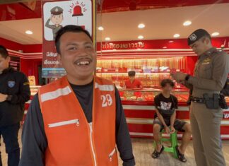 Отважный таксист на мотоцикле помог поймать грабителя золота в Паттайе