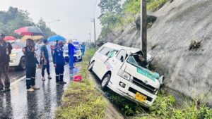 Five People Injured , Including Foreign Tourists, After Minivan Crash in Phatthalung