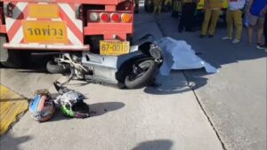 Motorcycle Collides with Rear of 18-Wheeler in Chonburi, Resulting in One Fatality