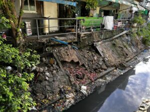 South Pattaya Residents Fed Up with Restaurants Allegedly Throwing Trash in Canal