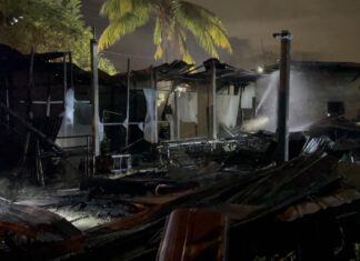 Огонь уничтожил строительный городок недалеко от Паттайи