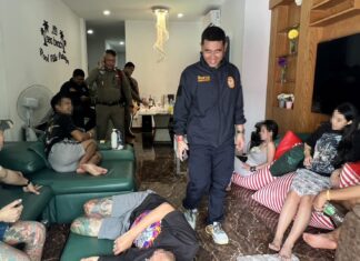 Arrestan a adolescentes de Pattaya que disparaban armas para afirmar su dominio en una villa con piscina