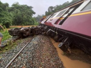 Flash Flood Derails Express Train in Phrae Province, Causing Minor Injuries and Service Suspensions