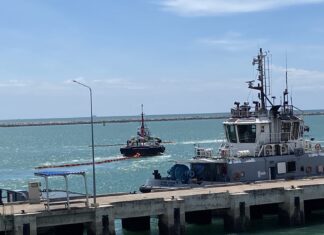 Продолжается операция по ликвидации последствий утечки нефти у побережья Шри-Рача