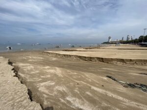 Pattaya Residents Report Concerning Beach Erosion Caused by Heavy Rain