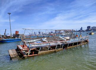 Операторы судов Бали Хай призывают убрать затонувшие корабли, вызывающие неприятный запах и препятствующие движению транспорта