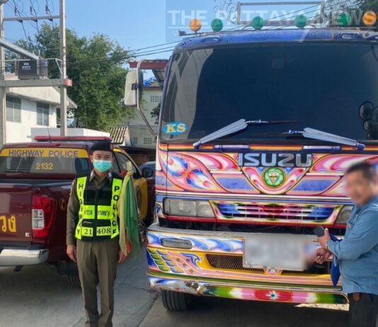 La policía de carreteras tailandesa persigue y detiene a un camionero por exceder los límites legales de peso en Nakhon Pathom