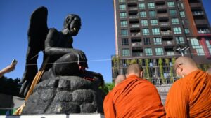 Dispute Over Removal of Khru Kai Kaeo Statue Leads to Legal Proceedings in Bangkok