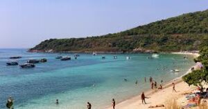 Tourists Flock to Koh Larn, Most Hotels Fully Booked Until January 1st