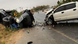 20-Car Pileup Chaos in Loei: Latex Leaks and Rain Cause Dangerous Road Conditions