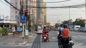 Pattaya Takes Swift Action: Crosswalk Signs Adjusted After Reports of Tourists Hitting Heads on Low Hanging Signs