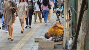 Foreigner Begging for Money in Bangkok Sparks Investigation