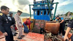 Royal Thai Navy Thwarts Illicit Oil Smuggling Operation Near Songkhla; Four People Arrested