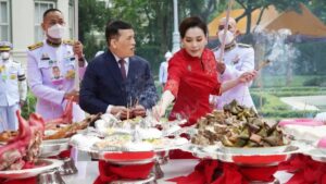 Thai Royals Perform Makha Bucha and Chinese New Year Rituals at Dusit Palace