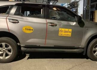 Ägyptischer Mann greift Taxifahrer an und beschädigt sein Taxi in Phuket