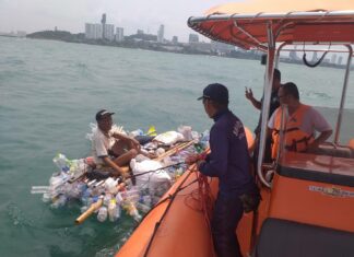 Бездомного нашли дрейфующим на плоту из самодельных пластиковых бутылок у побережья Паттайи