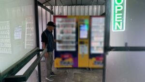 Thai Authorities Seize E-Cigarette Vending Machine in Nakhon Pathom Market, Cracks Down on Sales to Minors