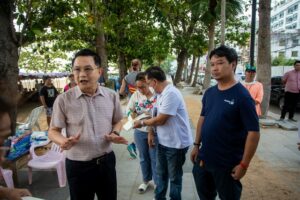 Pattaya Deputy Mayor Warns Jomtien Beach Operators Against Blocking Parking Spots in Return For Services