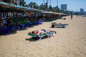 Foreign Tourists Soak Up the Sun Despite Scorching Temperatures in Pattaya