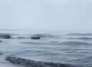 Viraalinen video näyttää hämärän veden virtaavan Na Jomtien Beachille