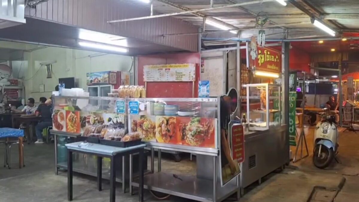 Chanthaburi noodle shop owner returns 300,000 baht overpayment | News by Thaiger