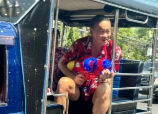 Der thailändische Premierminister traf sich mit Songkran in Hua Hin