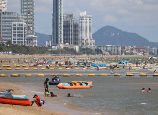 Экстремальная жара приводит к сокращению числа туристов на пляже Джомтьен