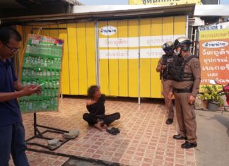 Man boos omdat hij te blut was om kratomsap te kopen, gearresteerd wegens het inslaan van autoruiten met stenen in Pattaya