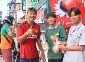 Pattaya Muay Thai Champion Gives Away 1,200 Grilled Pork Skewers to Celebrate Manchester United’s FA Cup Victory