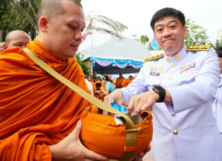 Banglamung Residents Offer Alms to Mark Her Royal Majesty The Queen Mothers Birthday