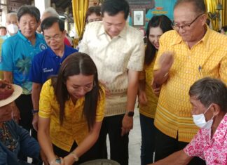 Chonburi Villagers Continue Unique Tradition of Offering Alms with Khanom Krok